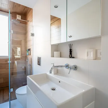 Appartement Elegant Getaway Near Iconic Eagles' Bridge *