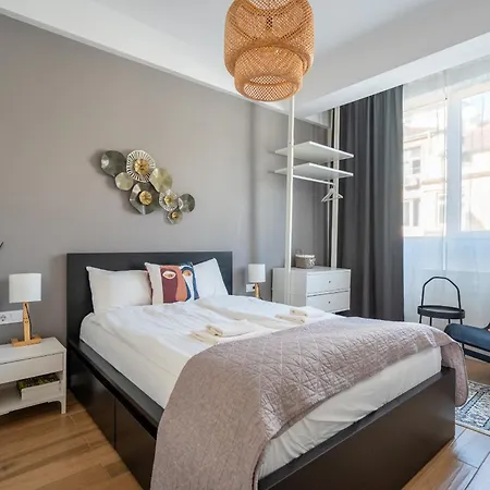 Elegant Getaway Near Iconic Eagles' Bridge