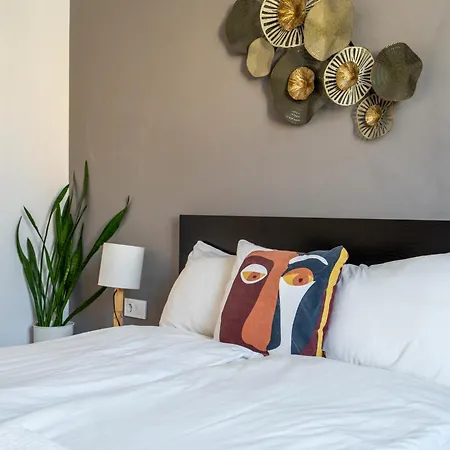 Apartmán Elegant Getaway Near Iconic Eagles' Bridge By Flat Manаger *