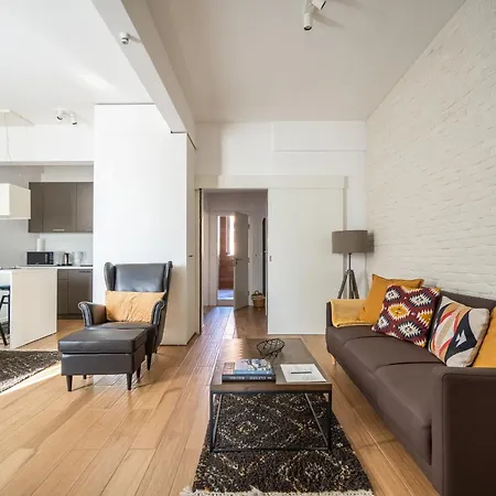 Elegant Getaway Near Iconic Eagles' Bridge By Flat Manаger Apartmán