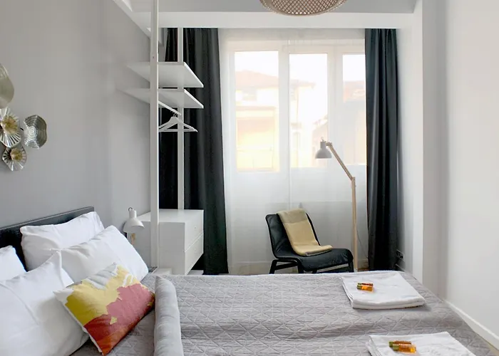 Lägenhet Elegant Getaway Near Iconic Eagles' Bridge