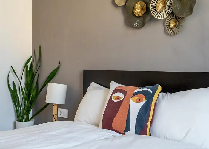 Διαμέρισμα Elegant Getaway Near Iconic Eagles' Bridge *