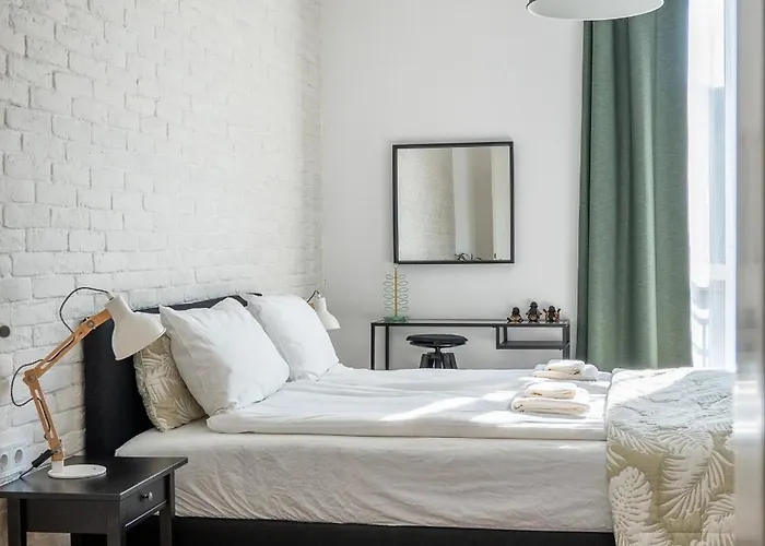 Elegant Getaway Near Iconic Eagles' Bridge Διαμέρισμα *