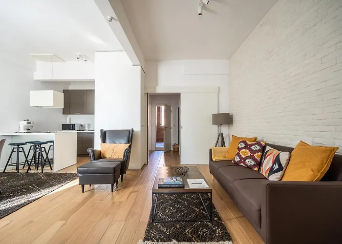 Elegant Getaway Near Iconic Eagles' Bridge アパート