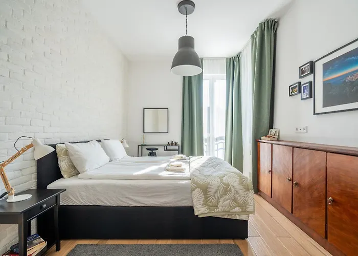 Elegant Getaway Near Iconic Eagles' Bridge