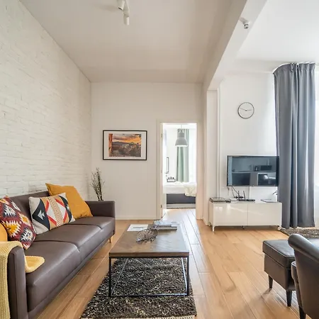 Elegant Getaway Near Iconic Eagles' Bridge Apartament *