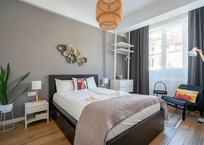 Elegant Getaway Near Iconic Eagles' Bridge