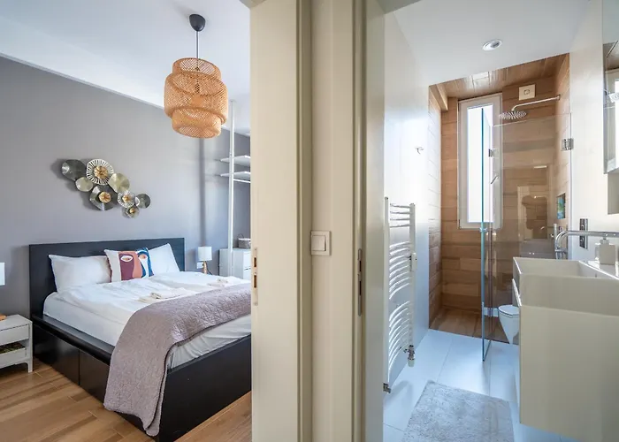 Apartament Elegant Getaway Near Iconic Eagles' Bridge *